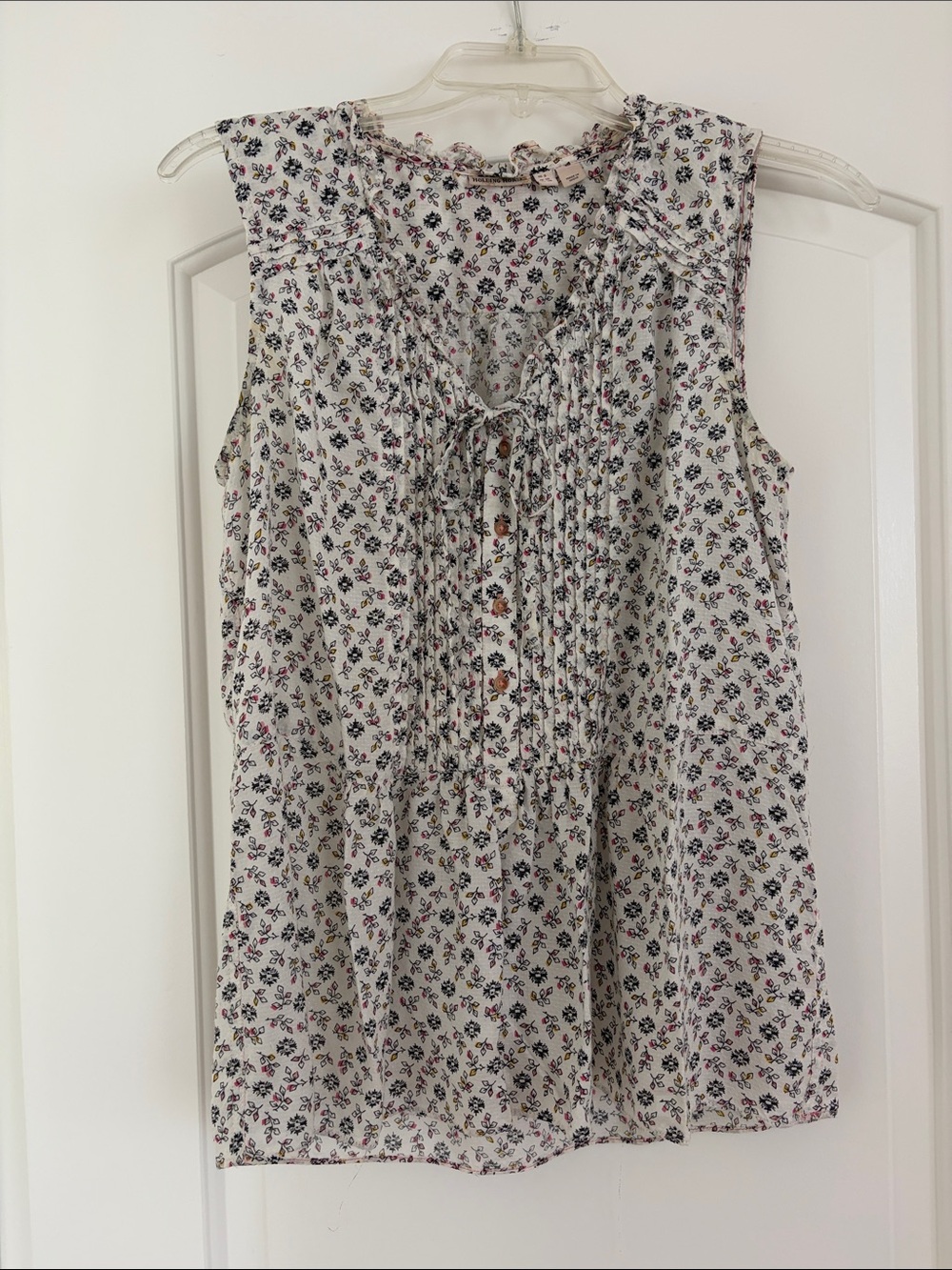 HOLDING HORSES Cream Sleeveless Floral Pintuck Tie-Neck Blouse